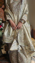 Stunning Wispy Metallic 3 Piece Set 