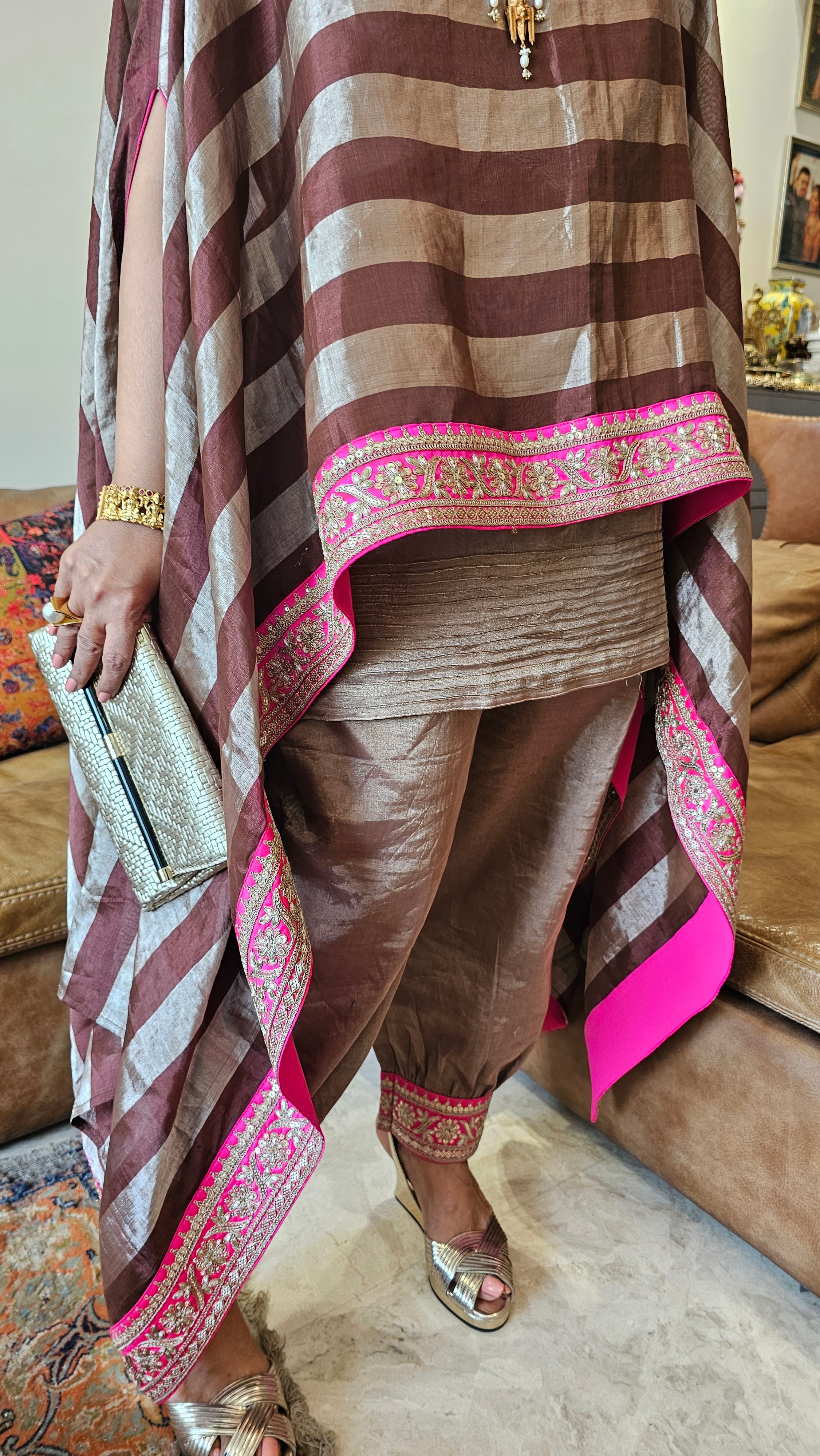 Show stopper pure tissue outfit with a modern twist dressed with contrasting borders & trimmings