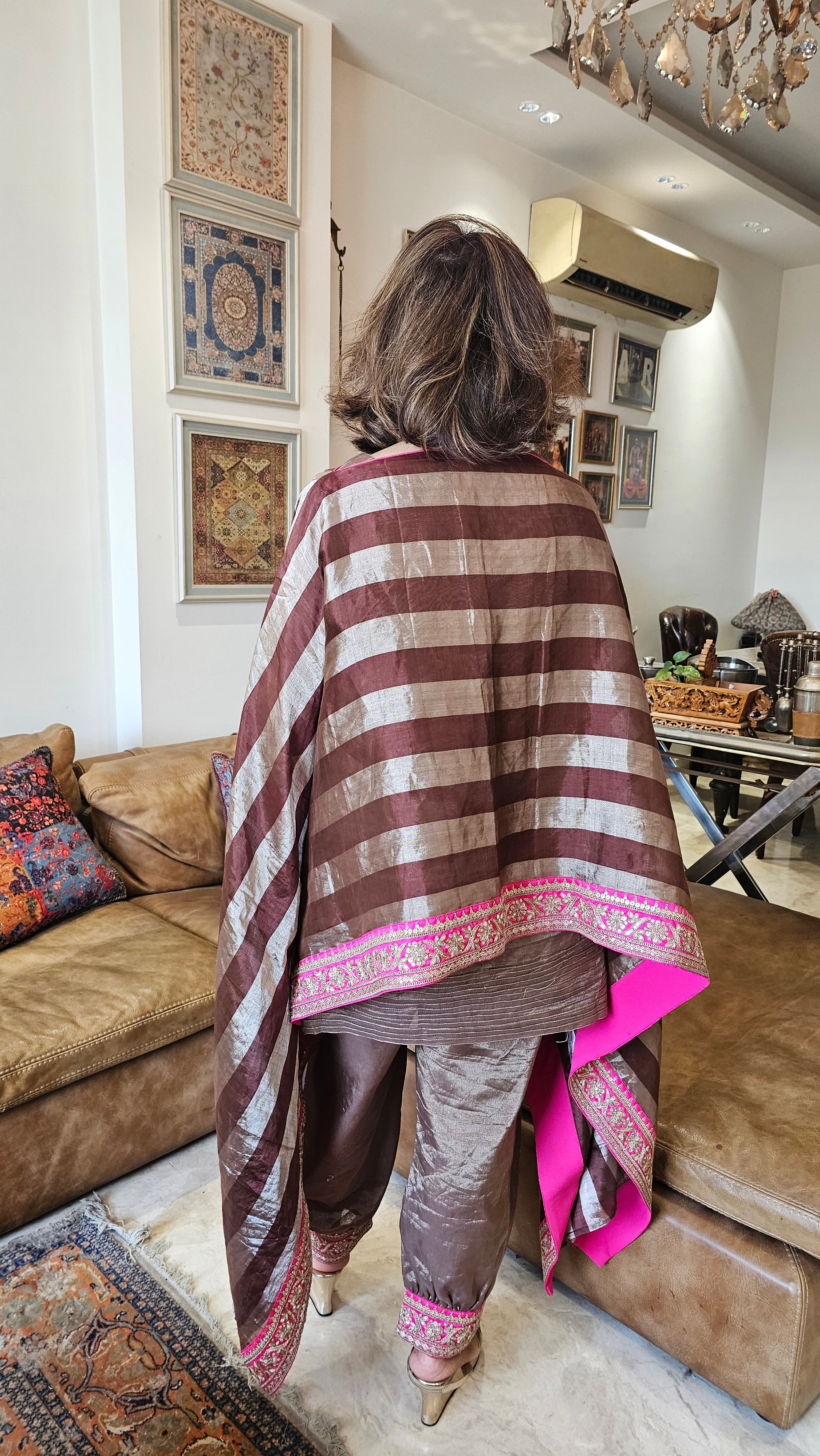 Show stopper pure tissue outfit with a modern twist dressed with contrasting borders & trimmings