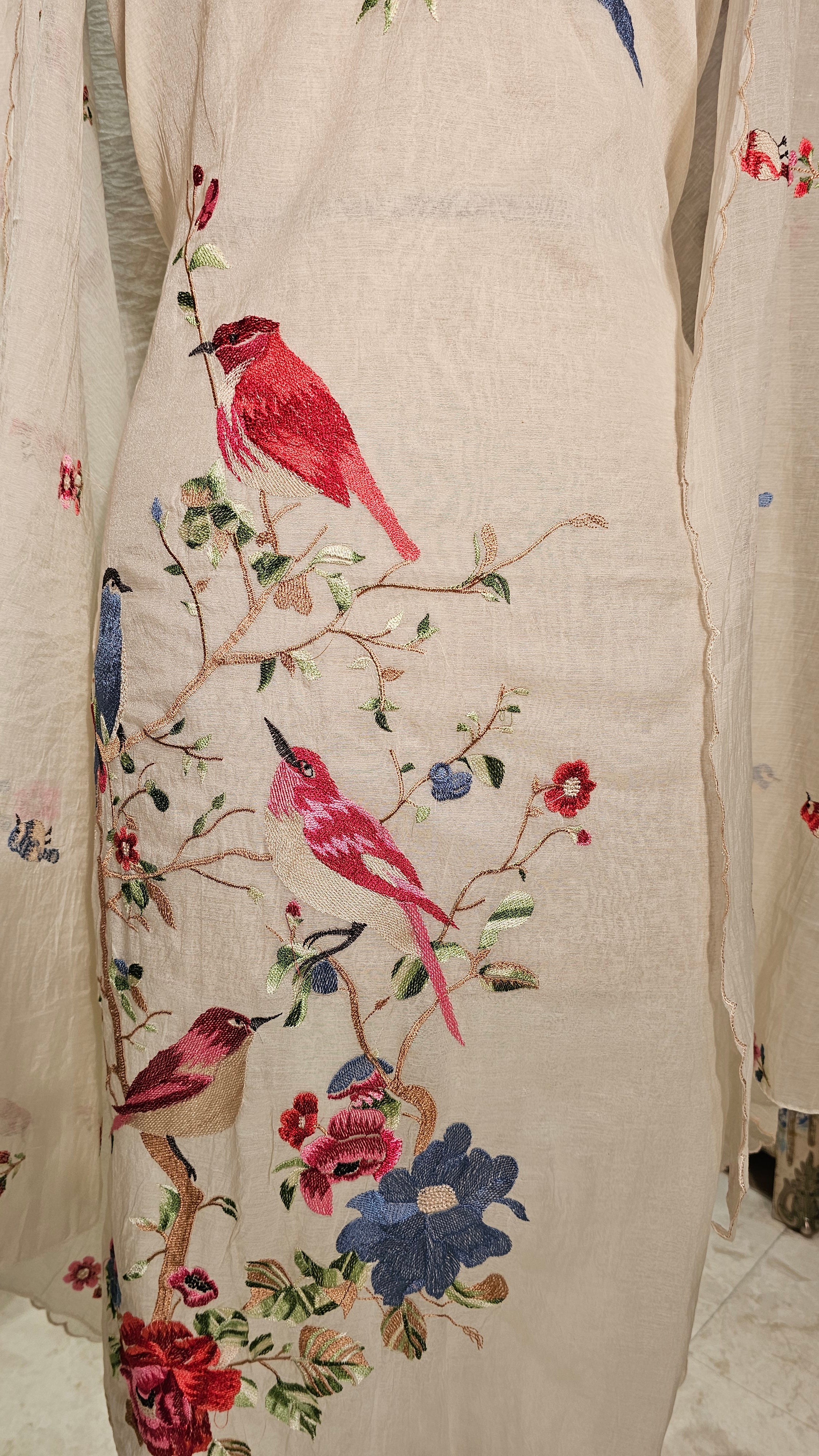 Beautiful Mul Unstitched Suit with Thread Work