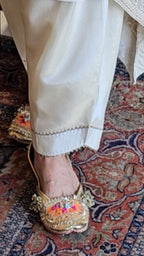 Ivory Glod Tissue Tissue Embroidered Cape With Mul Fusion Garment