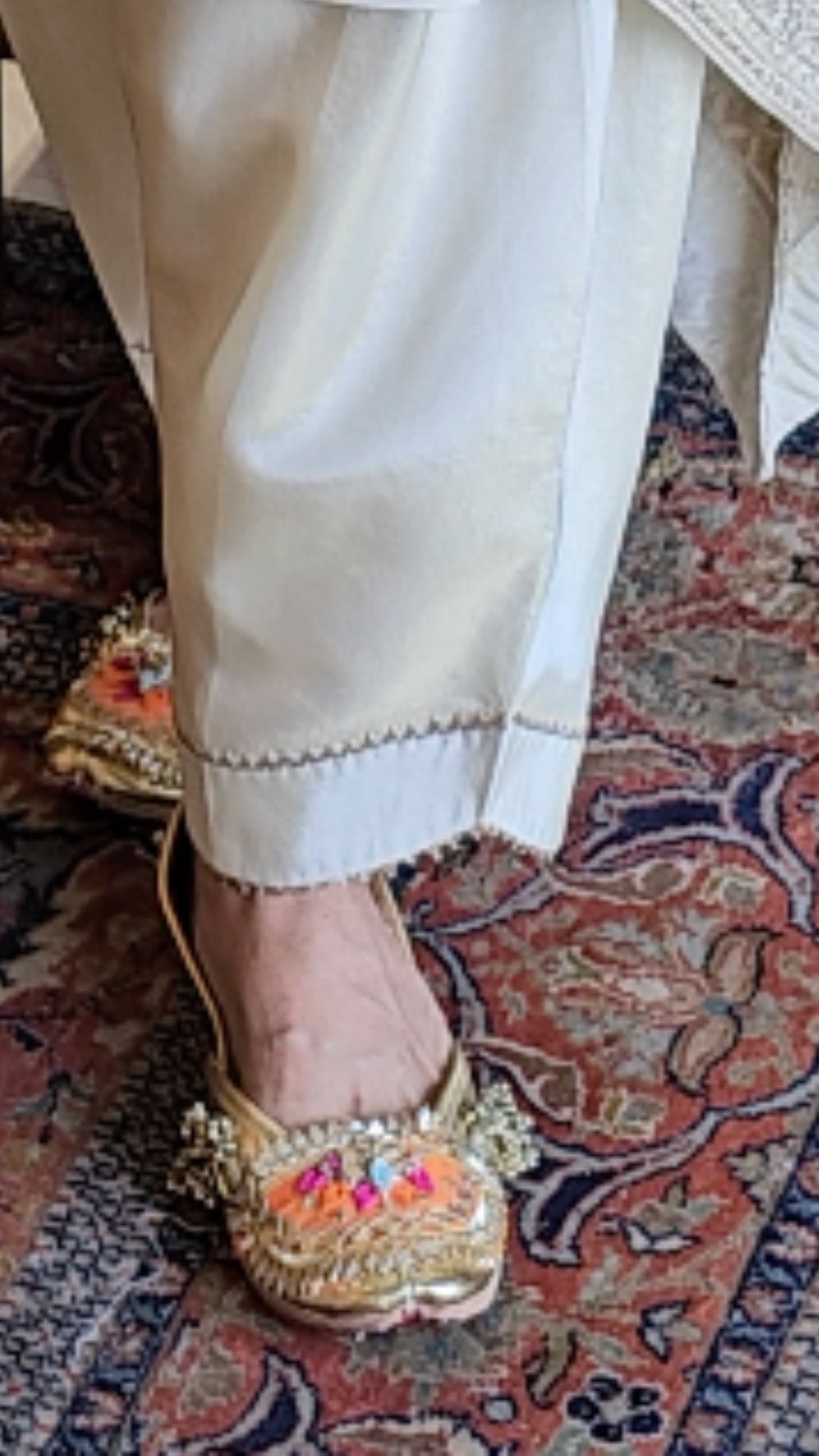 Ivory Glod Tissue Tissue Embroidered Cape With Mul Fusion Garment