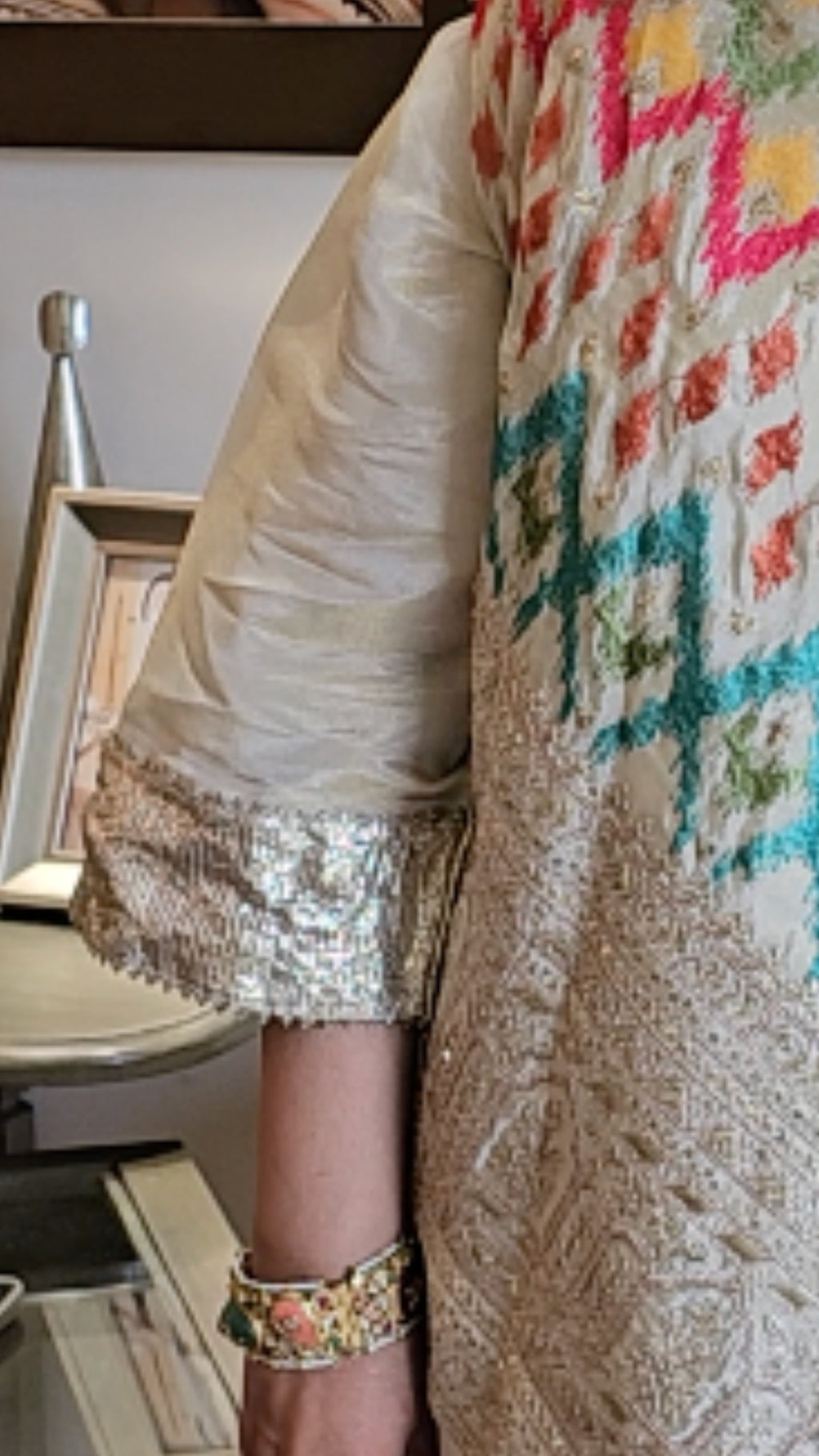 Ivory Glod Tissue Tissue Embroidered Cape With Mul Fusion Garment