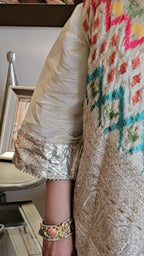 Ivory Glod Tissue Tissue Embroidered Cape With Mul Fusion Garment