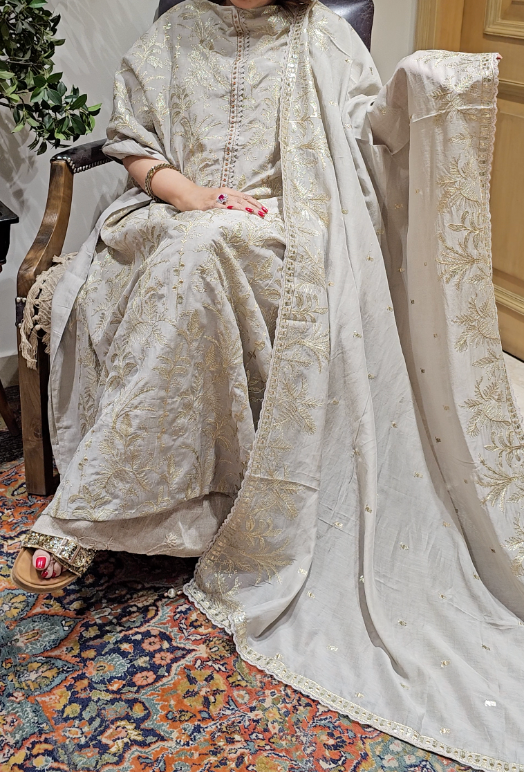 Showstopper Mul 3 piece set with Gold Zari & hand work