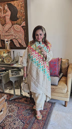 Ivory Glod Tissue Tissue Embroidered Cape With Mul Fusion Garment