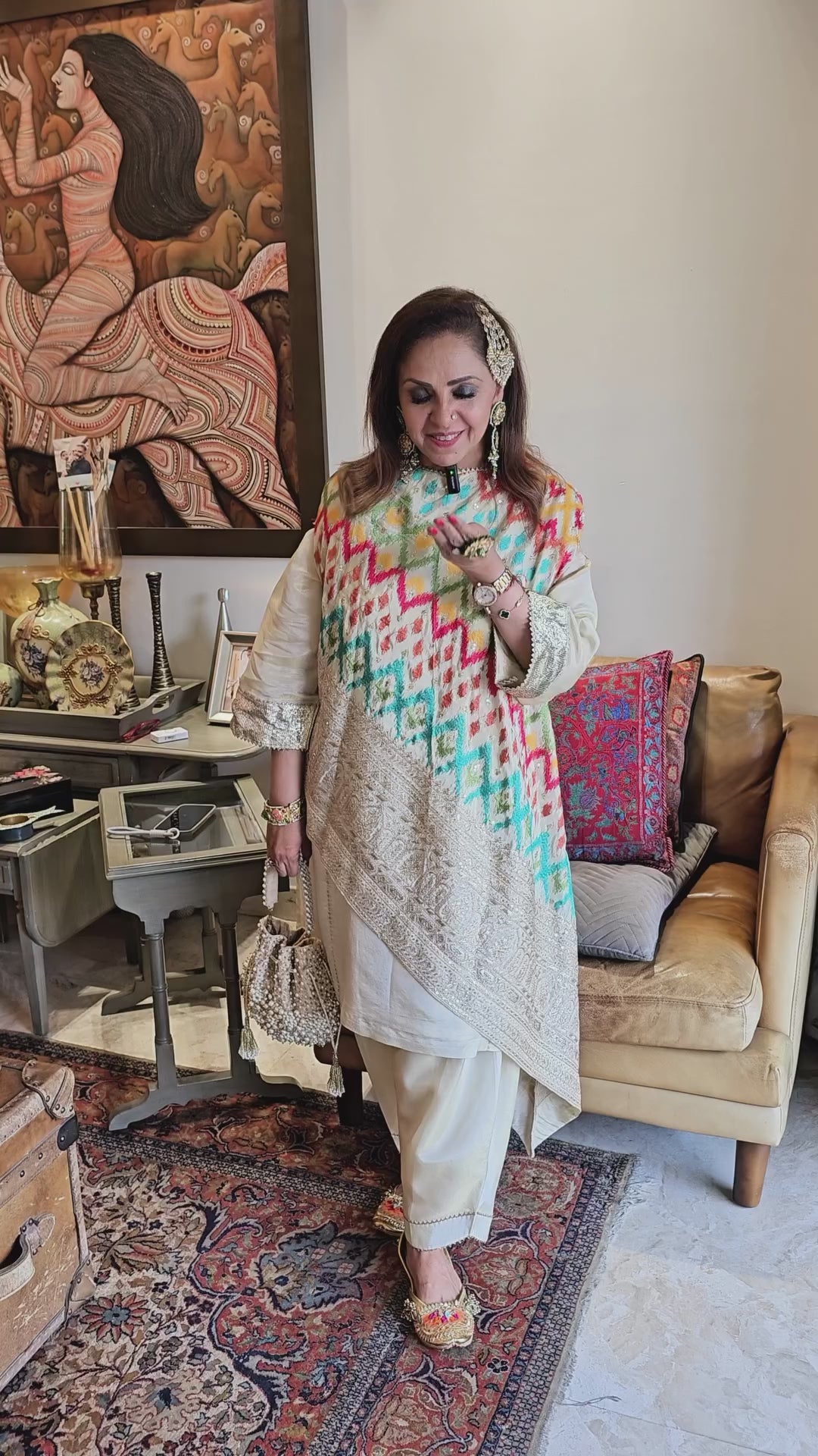 Ivory Glod Tissue Tissue Embroidered Cape With Mul Fusion Garment